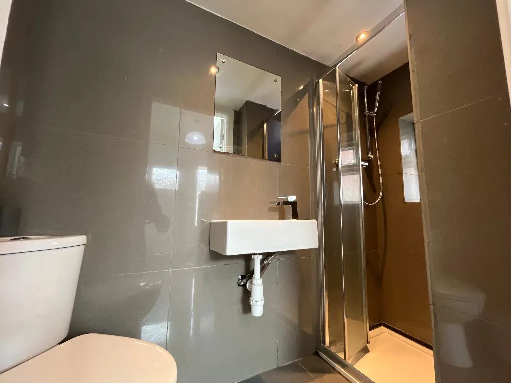6 bedroom semi-detached house for rent