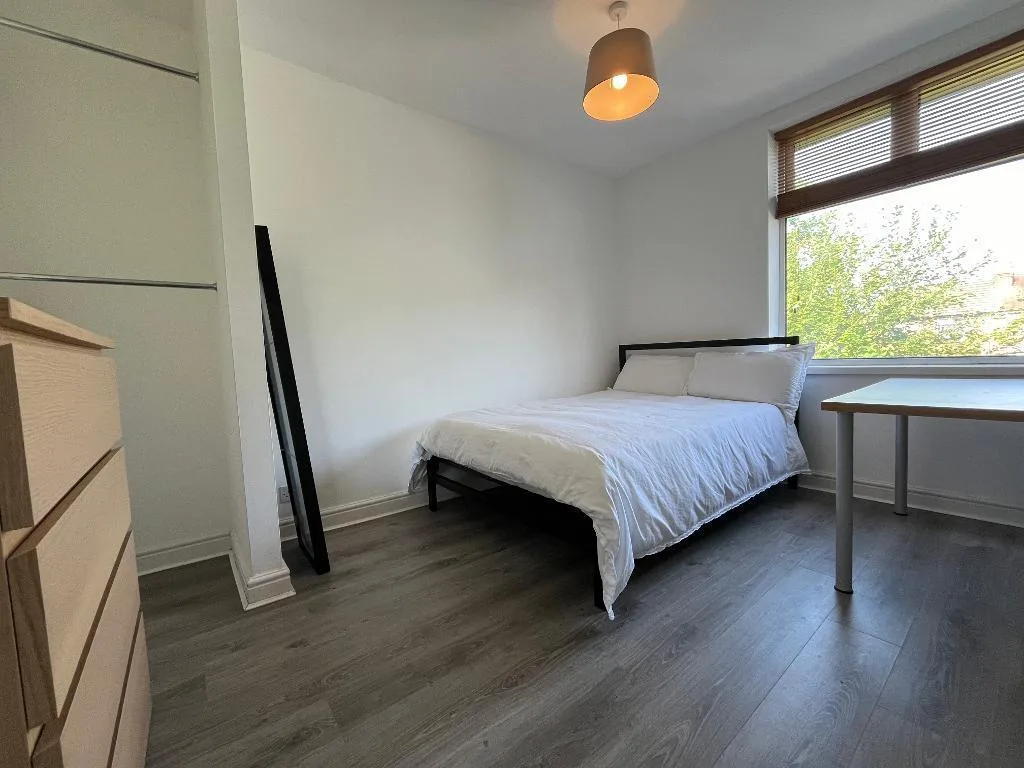 6 bedroom semi-detached house for rent