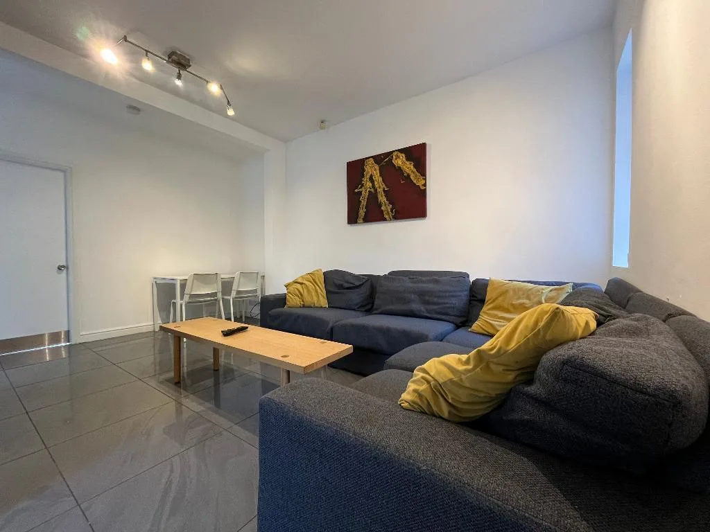 6 bedroom semi-detached house for rent
