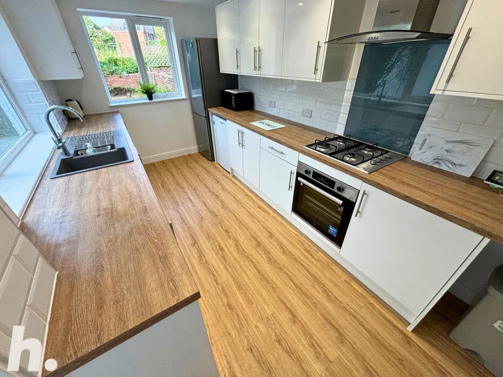 5 bedroom terraced house for rent