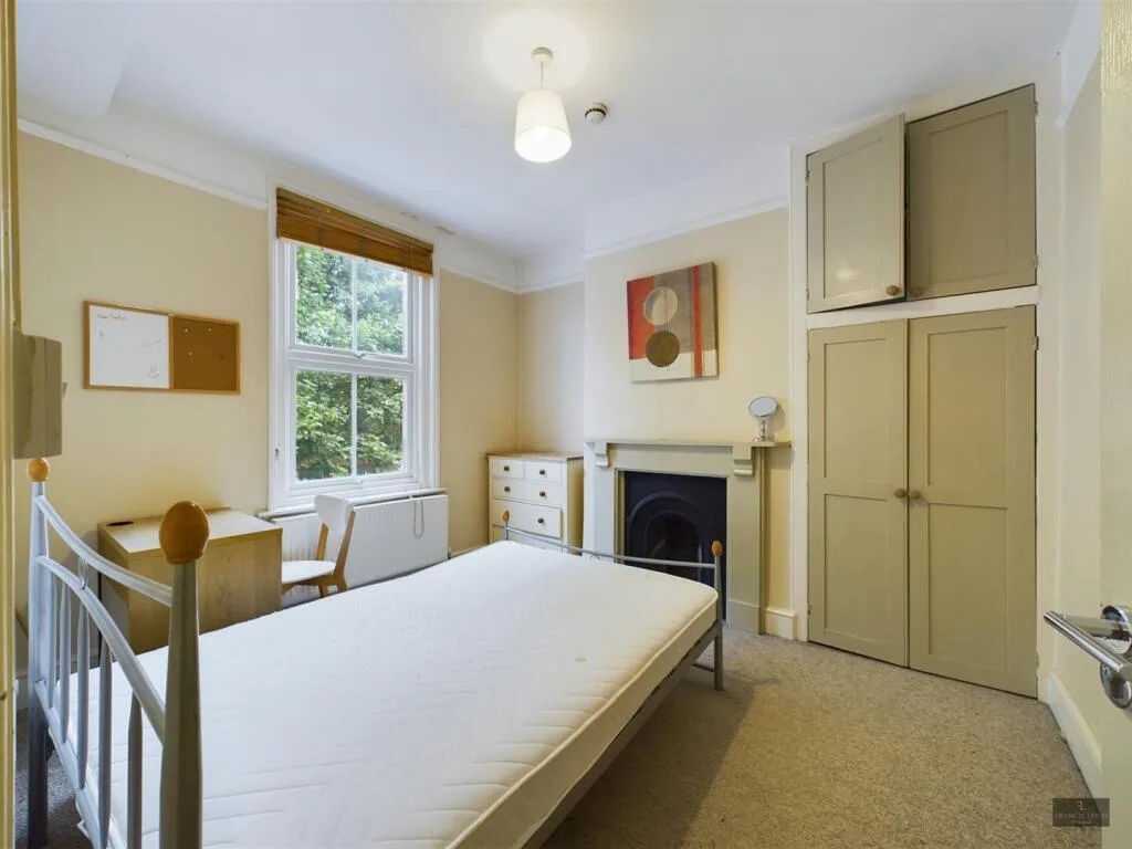 5 bedroom terraced house for rent