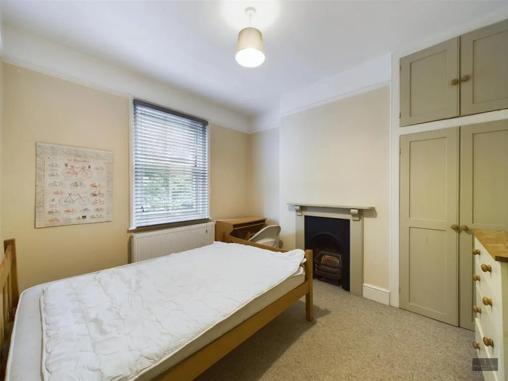 5 bedroom terraced house for rent