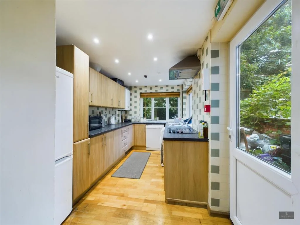 5 bedroom terraced house for rent