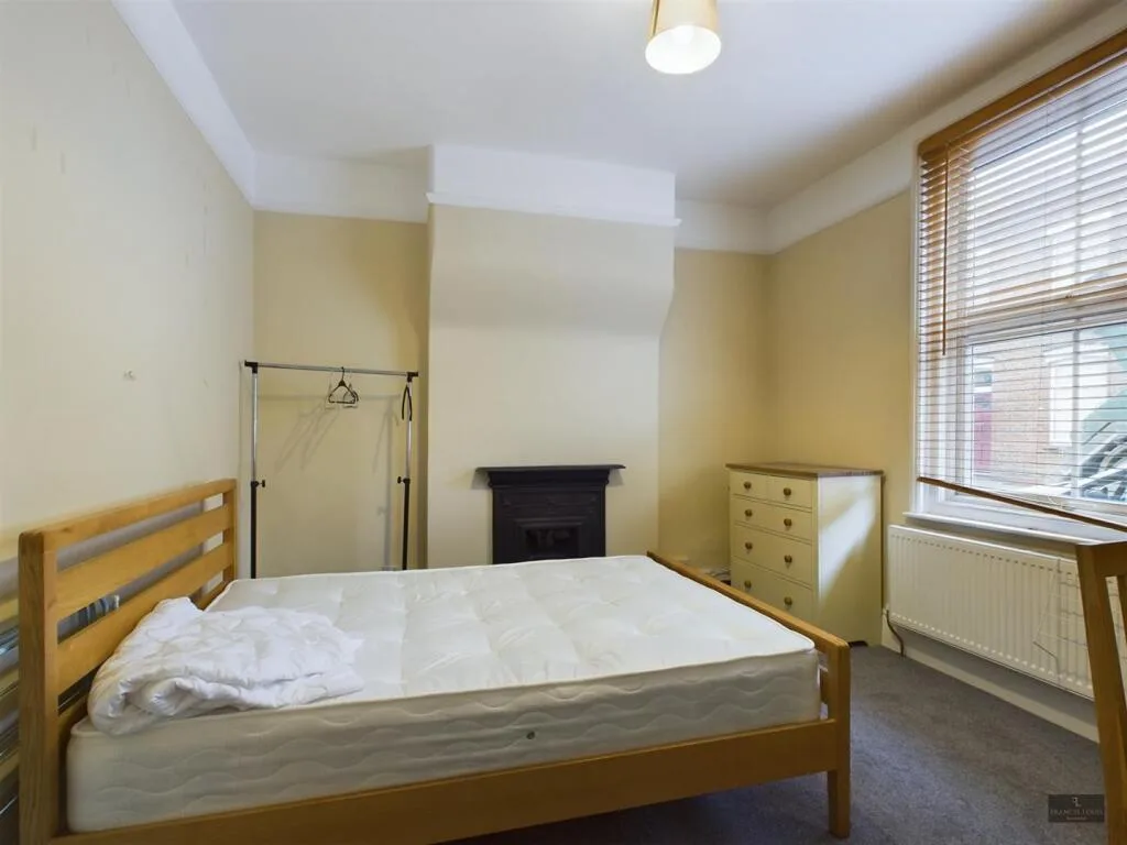 5 bedroom terraced house for rent