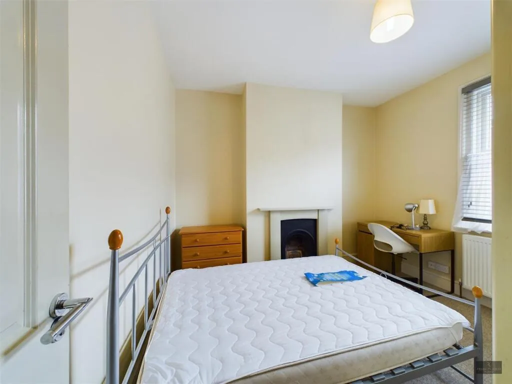5 bedroom terraced house for rent