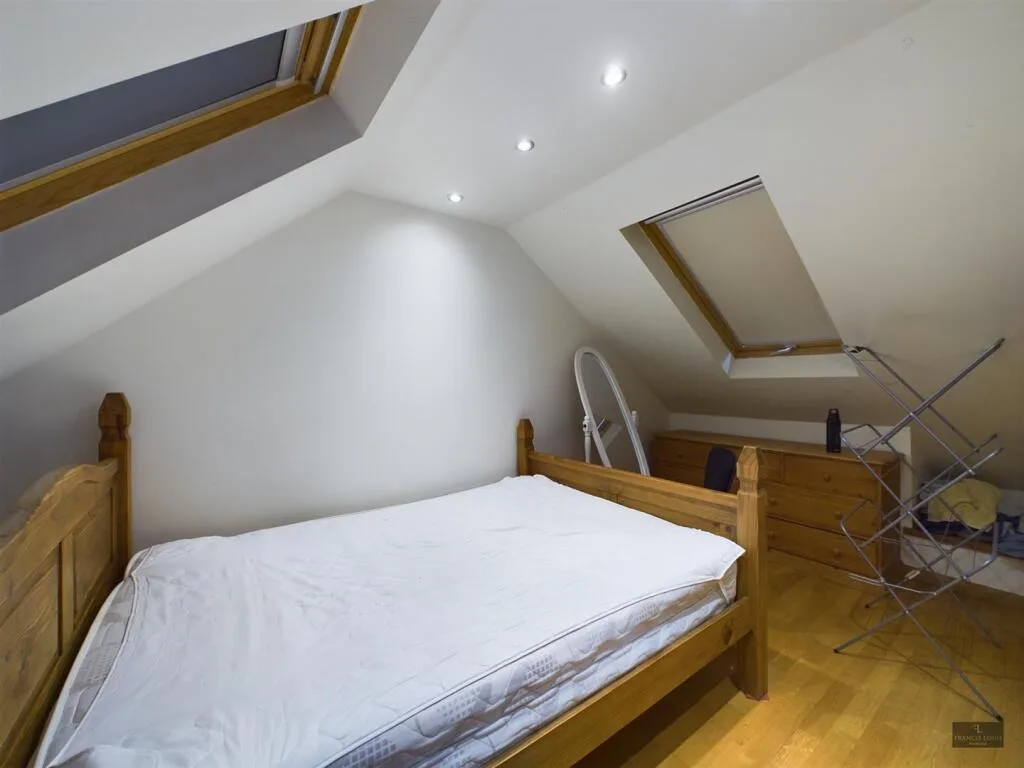 5 bedroom terraced house for rent