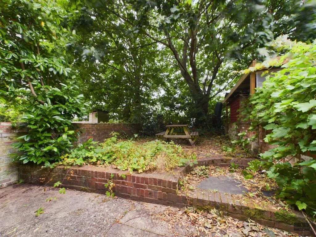 5 bedroom terraced house for rent