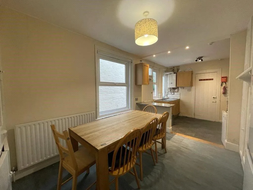 6 bedroom terraced house for rent