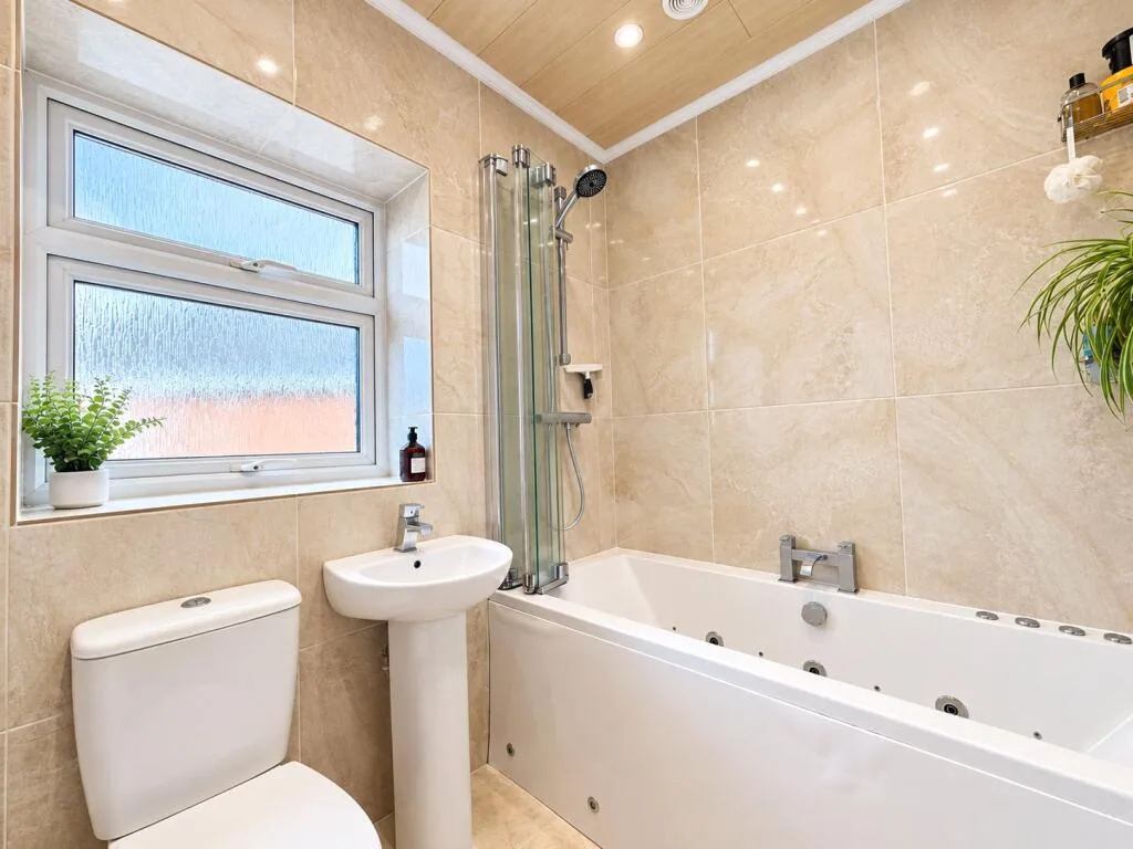 3 bedroom end of terrace house for rent