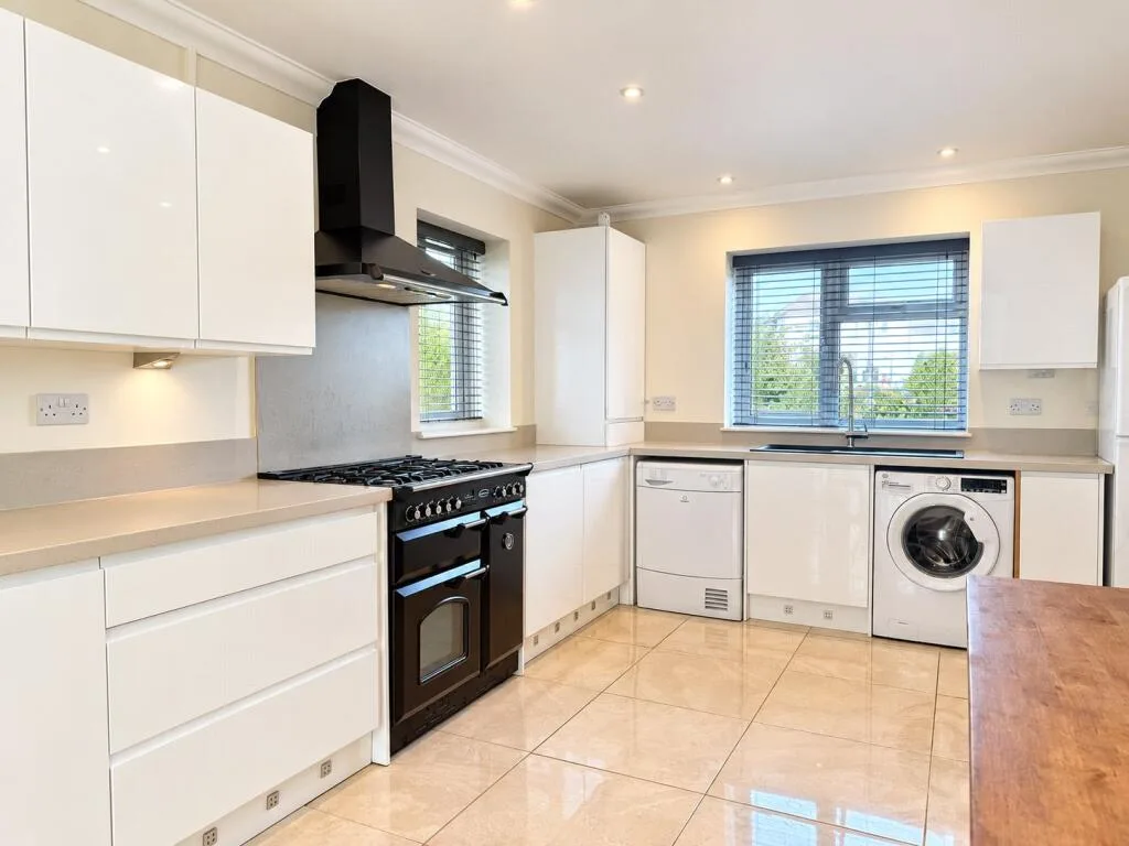 3 bedroom end of terrace house for rent