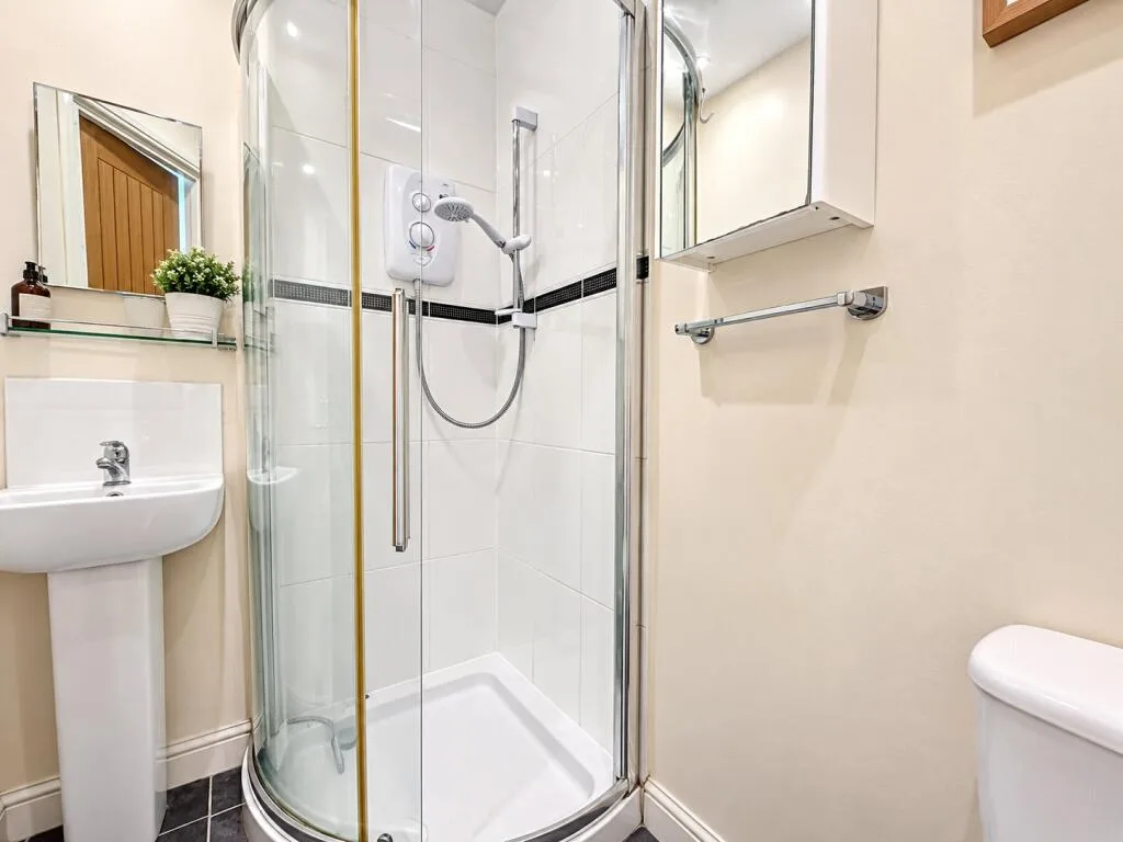 3 bedroom end of terrace house for rent