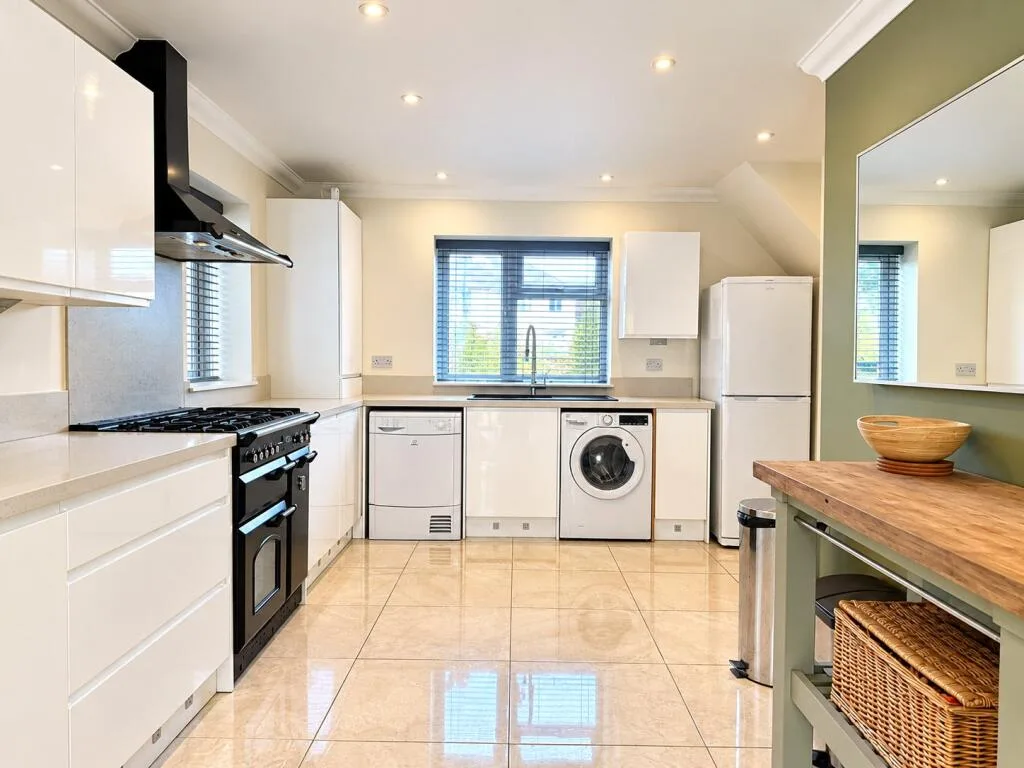 3 bedroom end of terrace house for rent