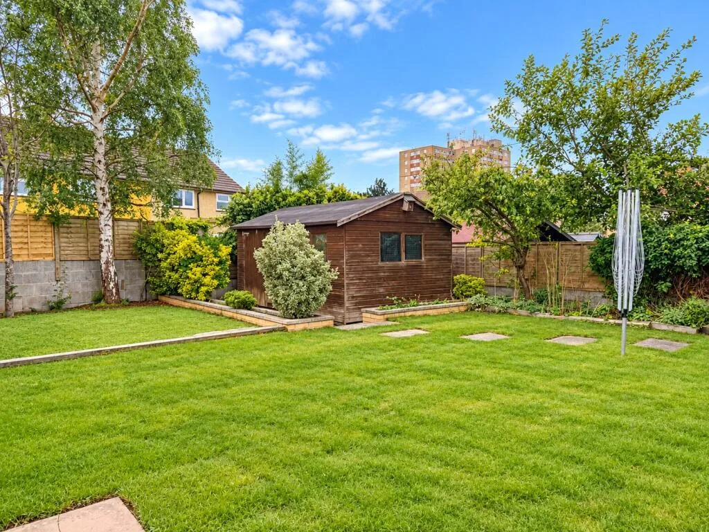 3 bedroom end of terrace house for rent
