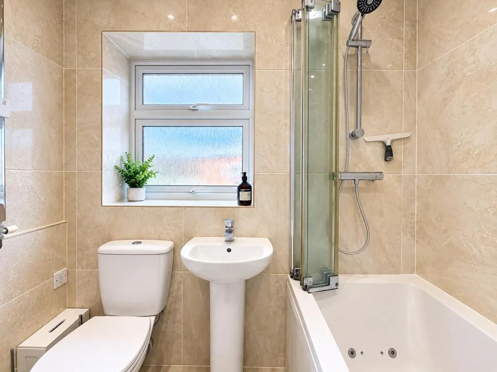 3 bedroom end of terrace house for rent