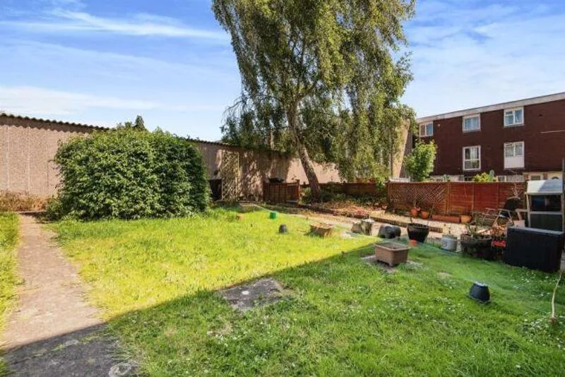 2 bedroom maisonette for rent