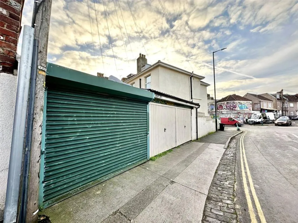 4 bedroom maisonette for rent