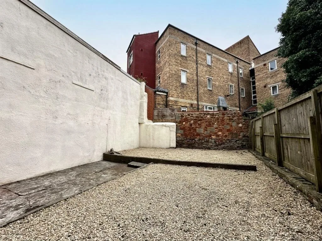 4 bedroom maisonette for rent