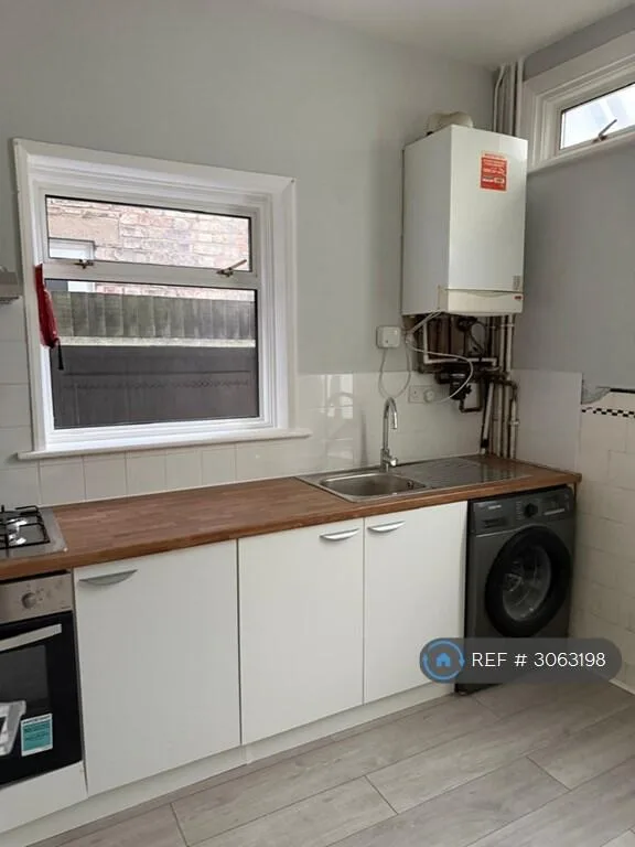 4 bedroom semi-detached house for rent