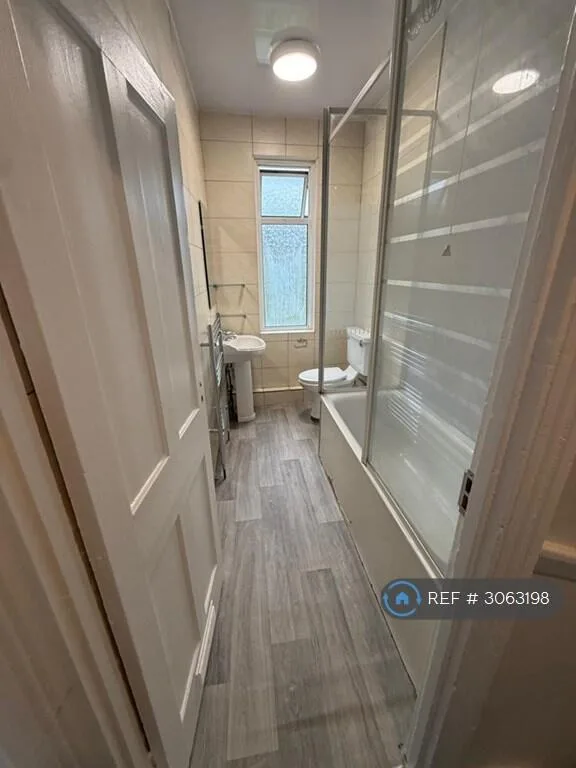 4 bedroom semi-detached house for rent