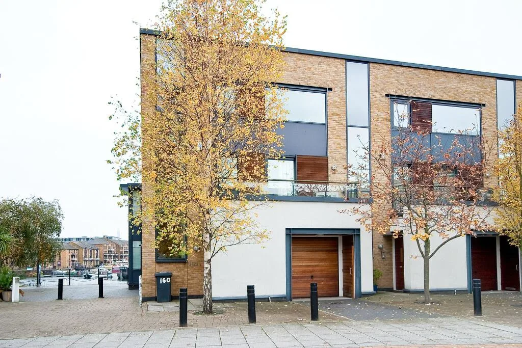 4 bedroom end of terrace house for rent