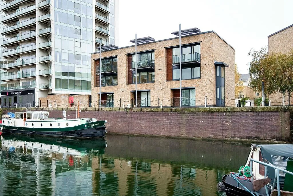 4 bedroom end of terrace house for rent