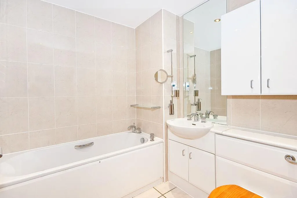 4 bedroom end of terrace house for rent