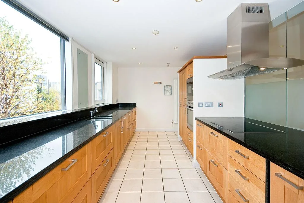 4 bedroom end of terrace house for rent