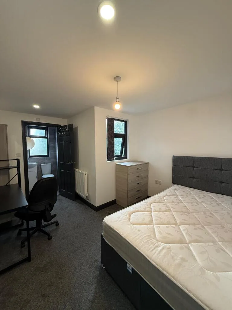 6 bedroom terraced house for rent