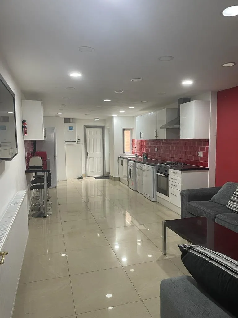 7 bedroom terraced house for rent