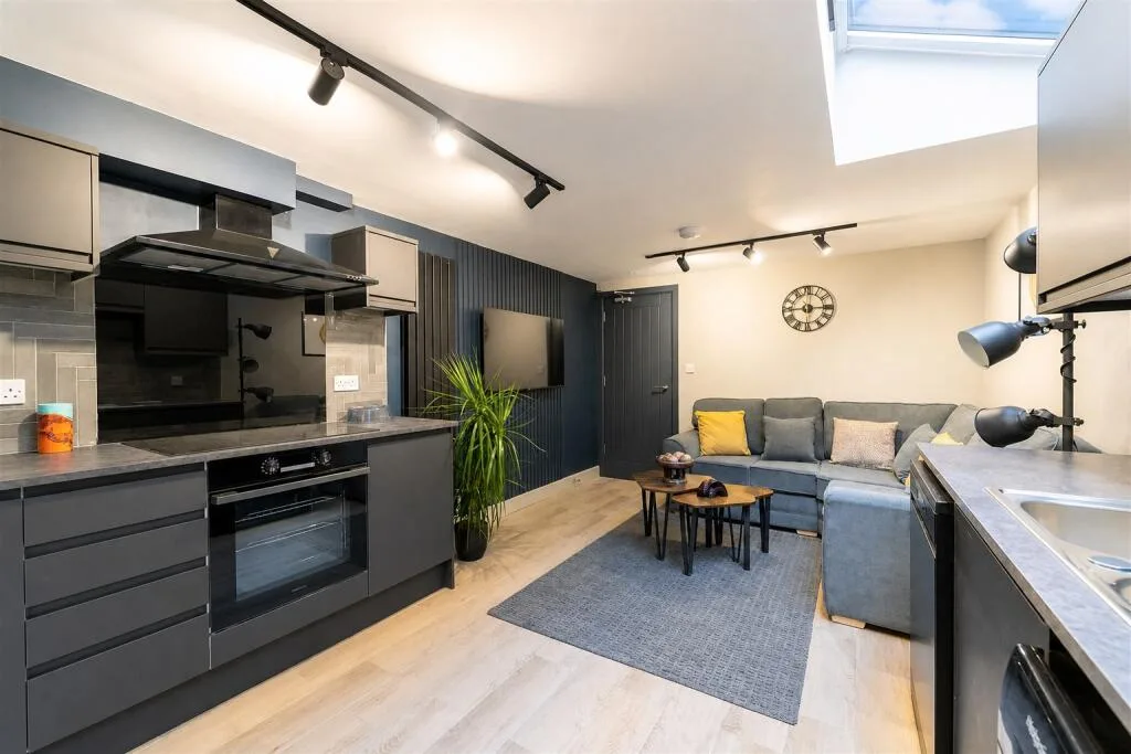 6 bedroom house for rent