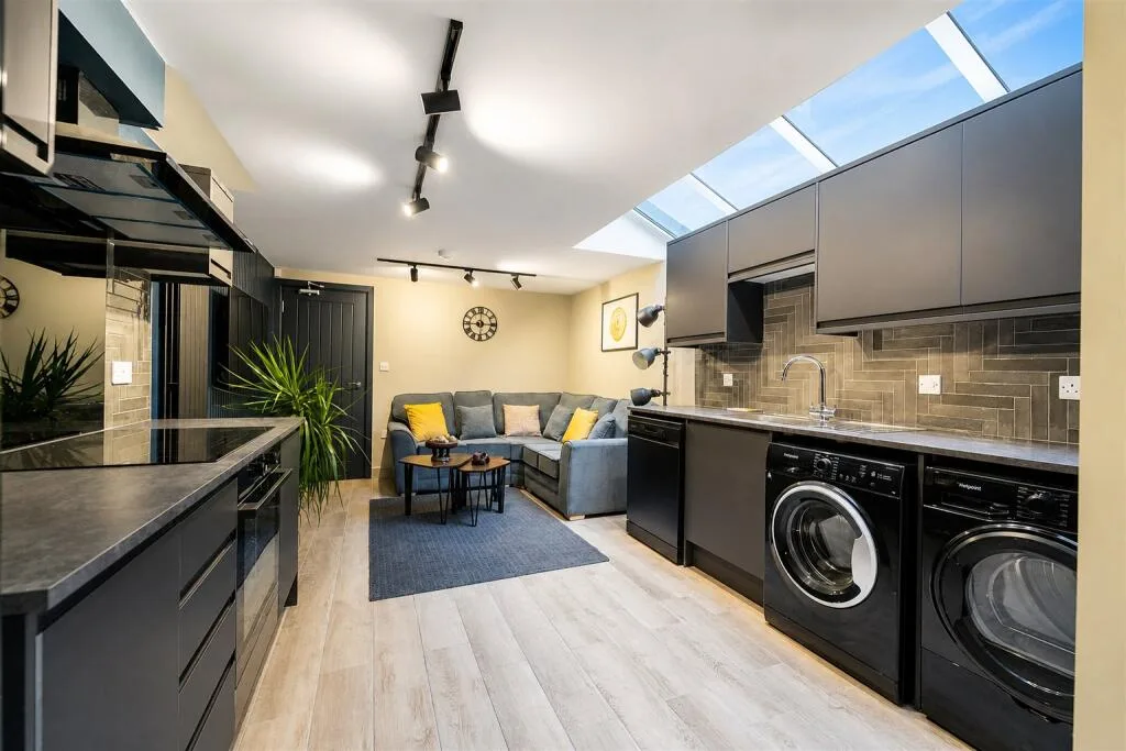 6 bedroom house for rent