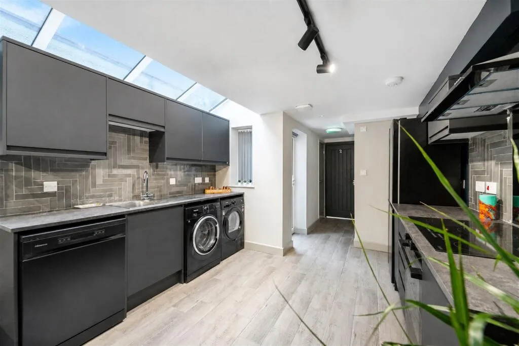 6 bedroom house for rent