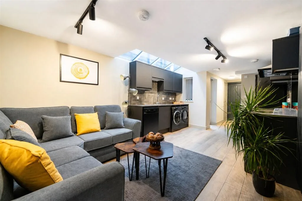 6 bedroom house for rent
