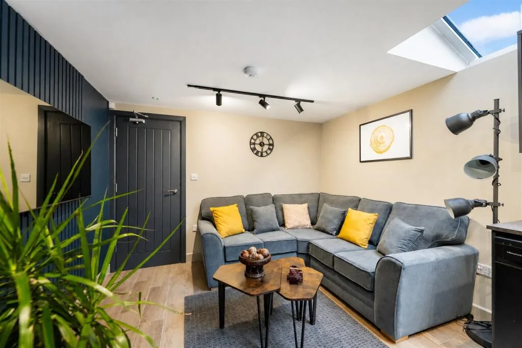 6 bedroom house for rent