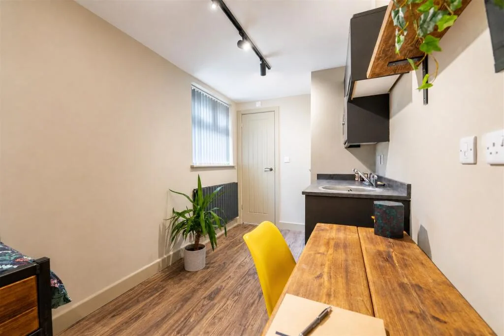 6 bedroom house for rent