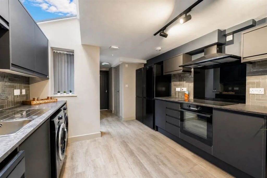 6 bedroom house for rent