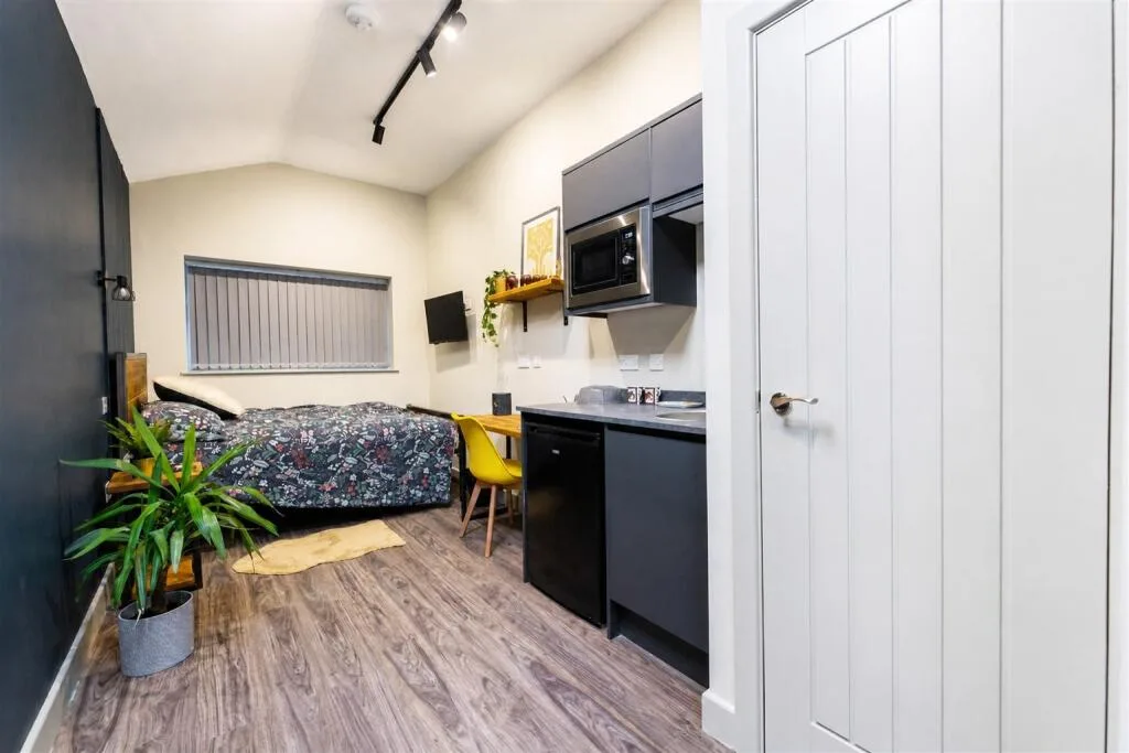 6 bedroom house for rent