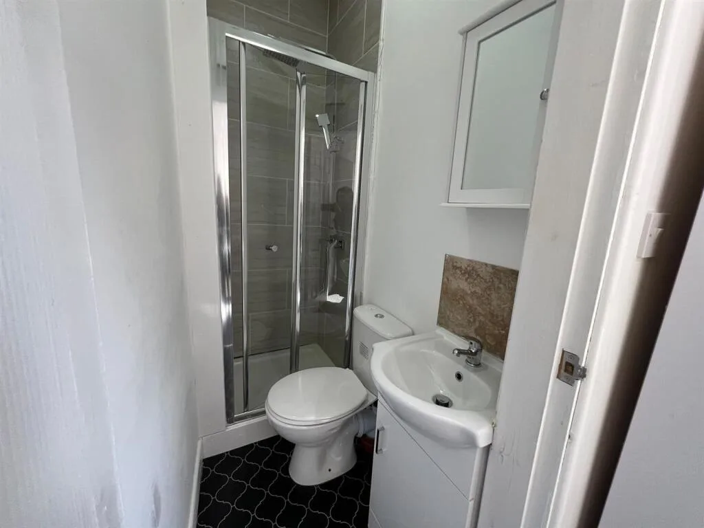 6 bedroom terraced house for rent
