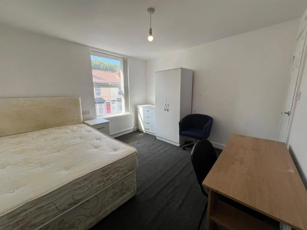 6 bedroom terraced house for rent