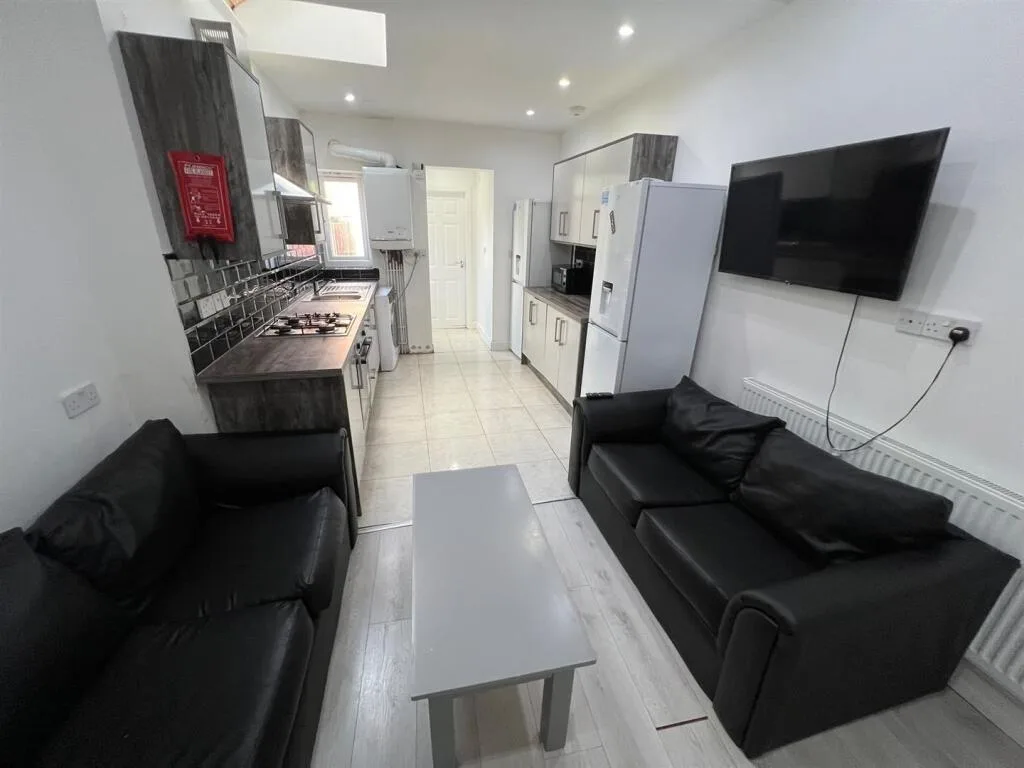 6 bedroom terraced house for rent