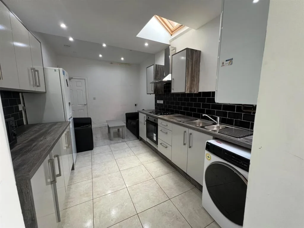 6 bedroom terraced house for rent