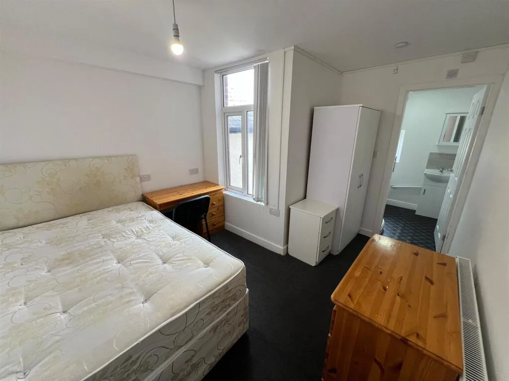 6 bedroom terraced house for rent