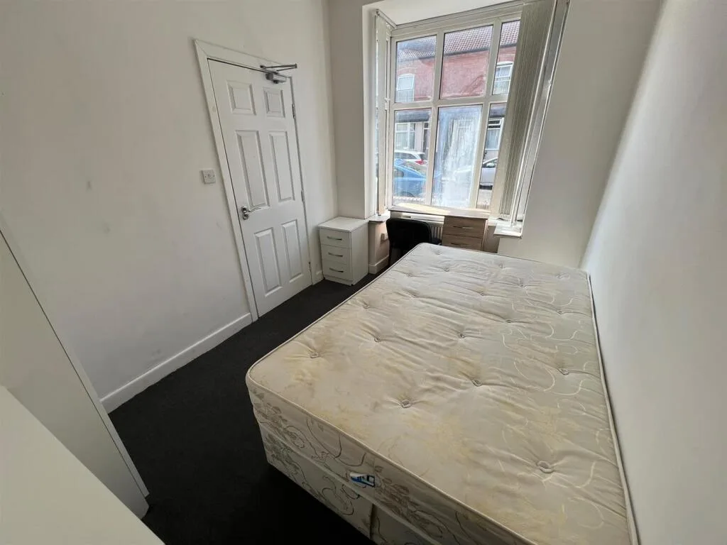 6 bedroom terraced house for rent
