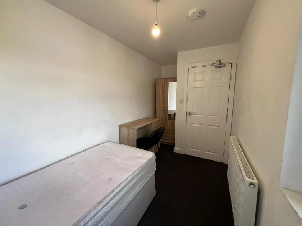 6 bedroom terraced house for rent