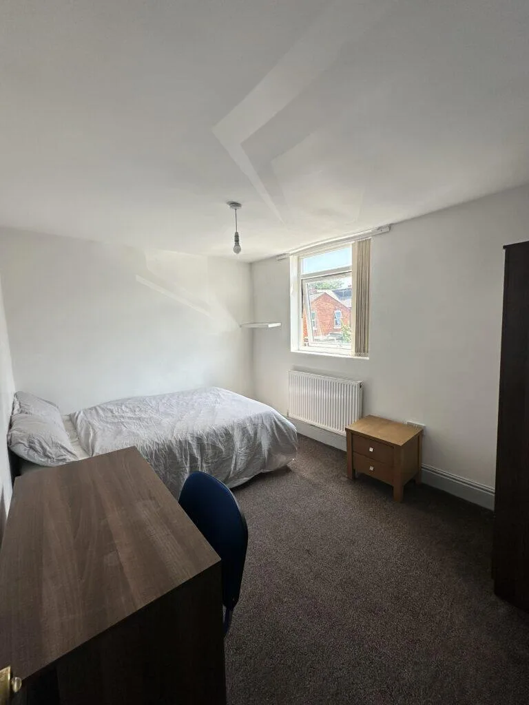 8 bedroom terraced house for rent