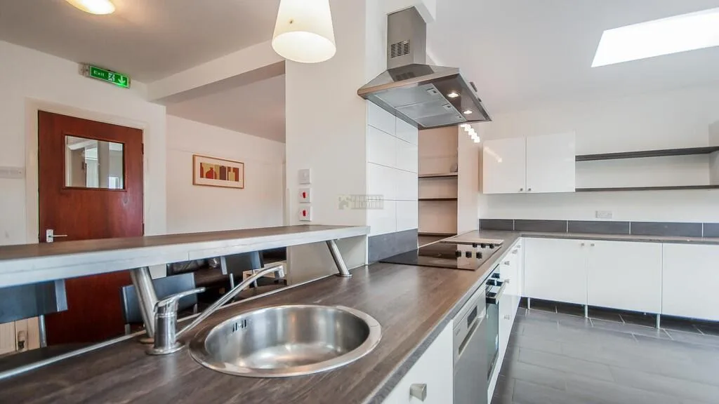6 bedroom terraced house for rent