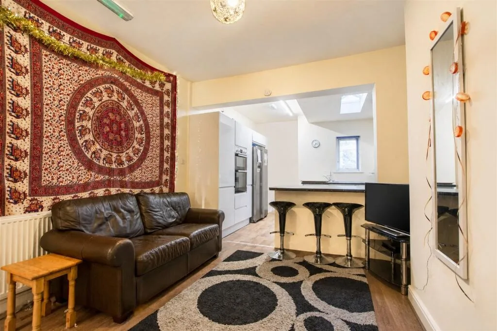 6 bedroom house for rent