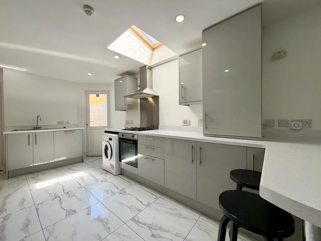 6 bedroom terraced house for rent