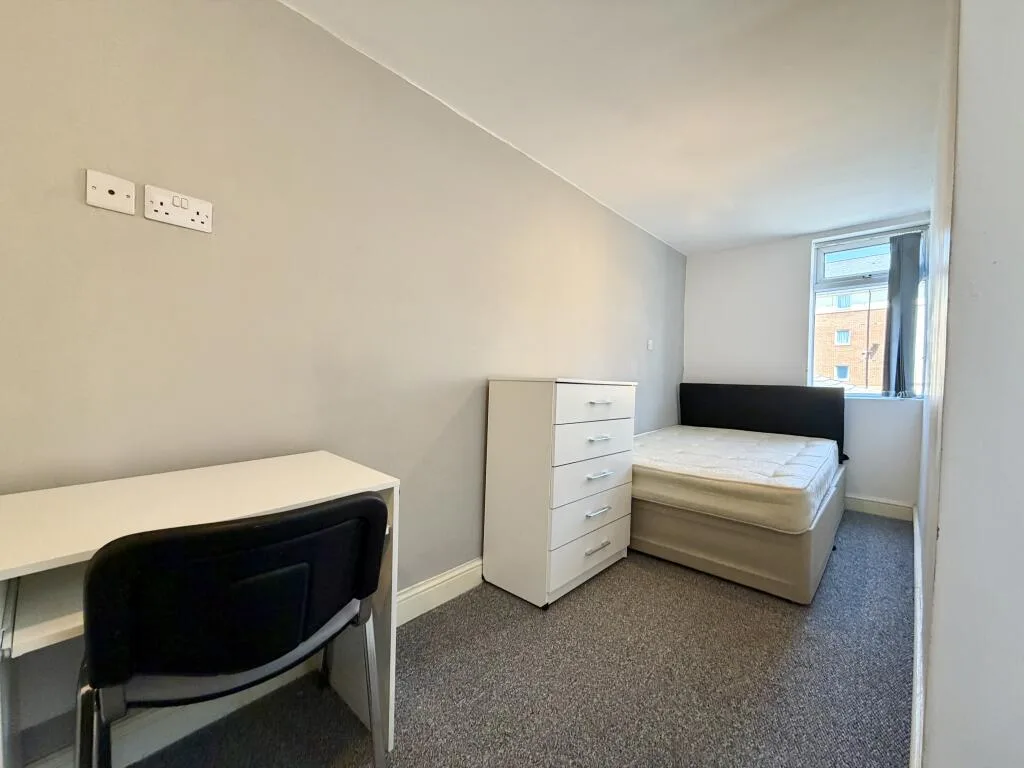 6 bedroom terraced house for rent