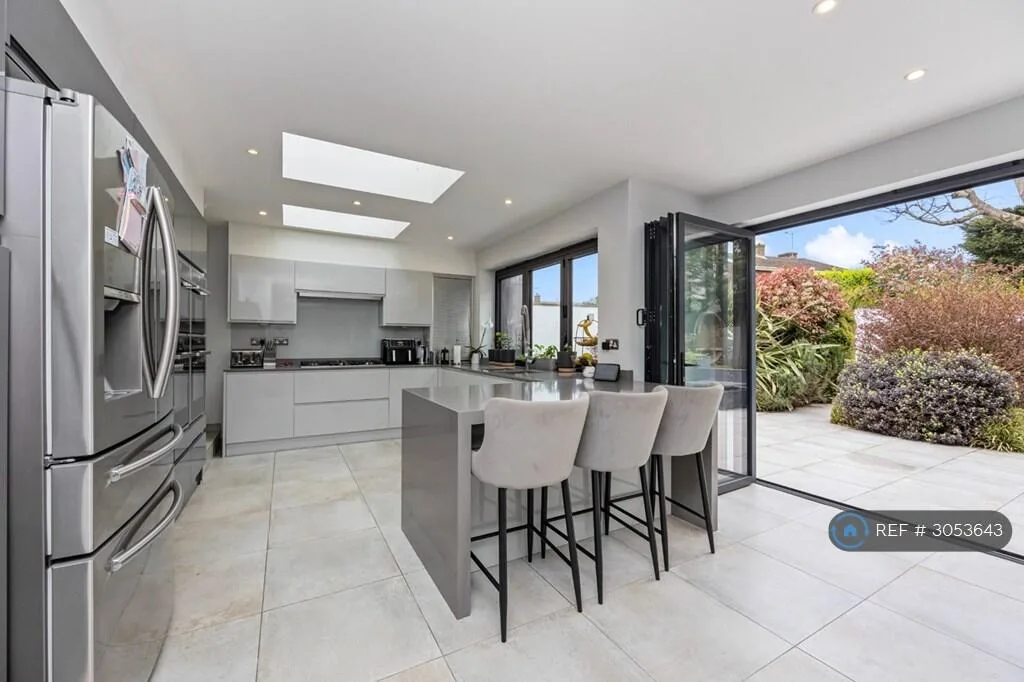 6 bedroom detached house for rent